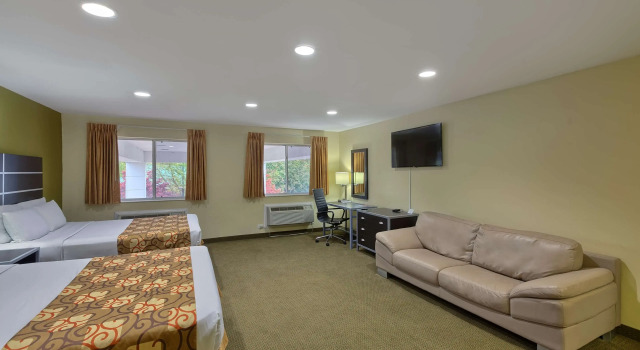Четырёхместный люкс Presidential Country Hearth Inn of Knightdale