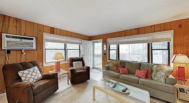 New Listing! Beachside Bliss - Walk To Waves 2 Bedroom Condo, Rezerwuj Apartament Midtown 