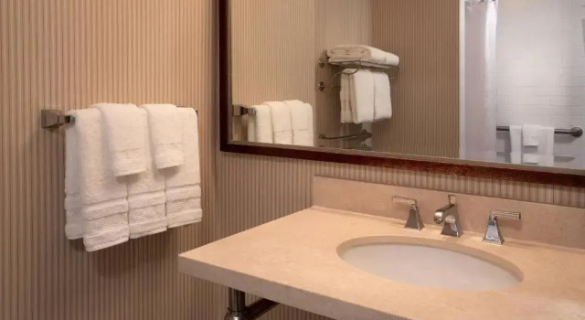 Четырёхместный клубный номер Standard Sheraton Louisville Riverside Hotel