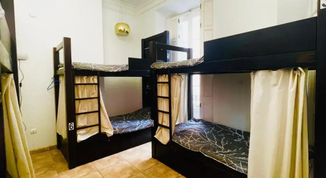 Кровать в общем номере Málaka Room