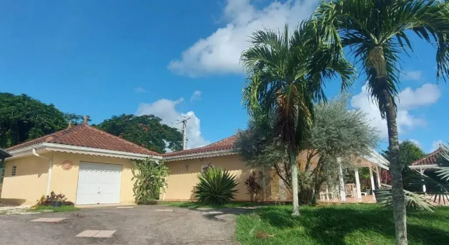 Villa Aloes: Vue mer et calme à 2 pas de la plage, Varaa Villa Mökit kohteessa Fort-de-France, Mökki