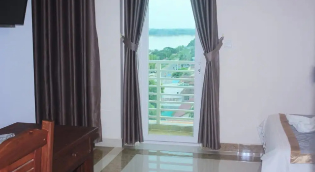Трёхместный номер Standard KC River Hotel