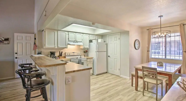 Апартаменты Pinetop Condo w/ Deck, Grill, 30 Mi to Sunrise Ski