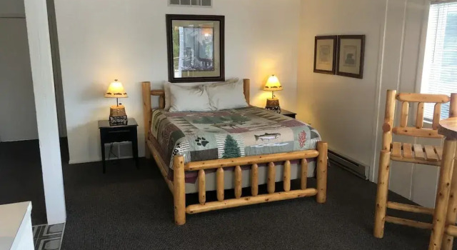 Номер Standard с балконом и с видом на озеро Harbor's Edge Motel