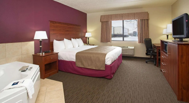 Двухместный люкс с 2 комнатами AmericInn by Wyndham New London