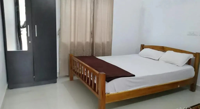 Кровать в общем номере Coconut Tree Resort
