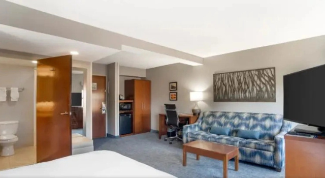 Трёхместный люкс Comfort Suites near Birkdale Village- Huntersville