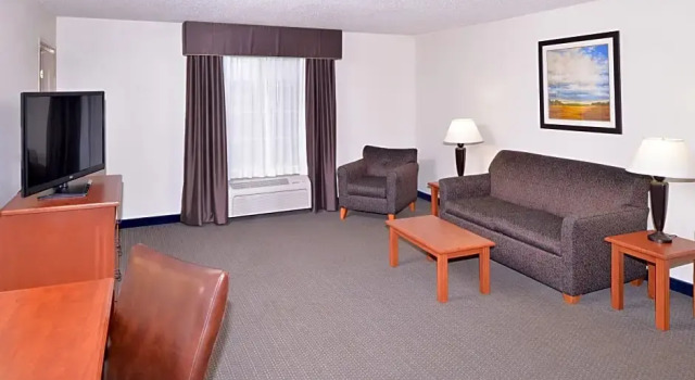 Двухместный люкс c 1 комнатой Holiday Inn Express Hotel & Suites Sioux Falls At Empire Mall by IHG