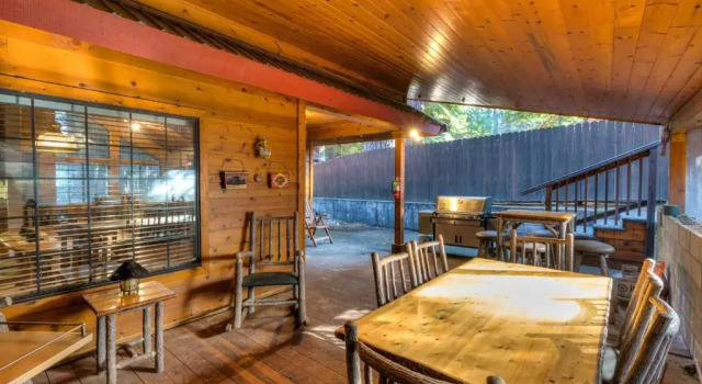 Коттедж Rock Front Lodge