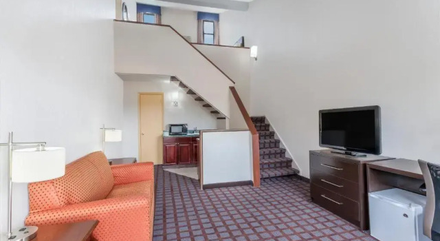 Люкс Days Inn by Wyndham Woodbury Long Island
