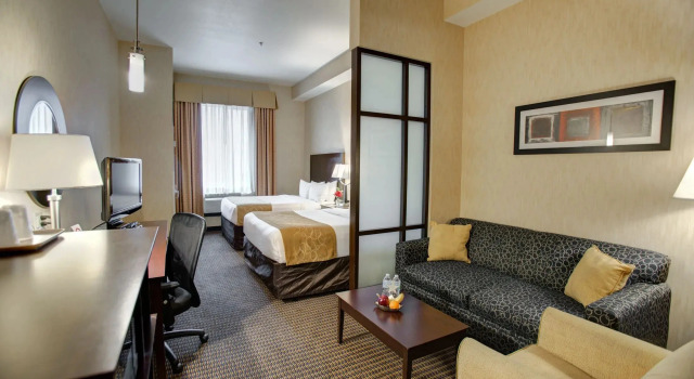 Четырёхместный люкс с видом на горы Comfort Suites Near City of Industry - Los Angeles