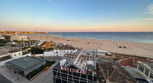 Трёхместный номер Standard с балконом и с видом на море Hotel Avenida Praia