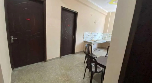 OYO Hotel Dahleez, Забронировать Отель Нойда штат Уттар-Прадеш