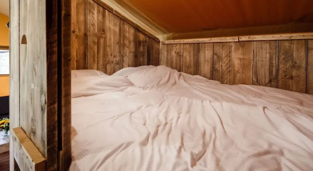 Тент Atmospheric Glamping Tent With Bathroom in Nature