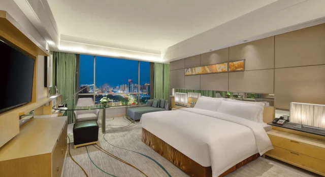 Двухместный номер Deluxe с балконом и с видом на горы Dongguan Royal Garden Hotel
