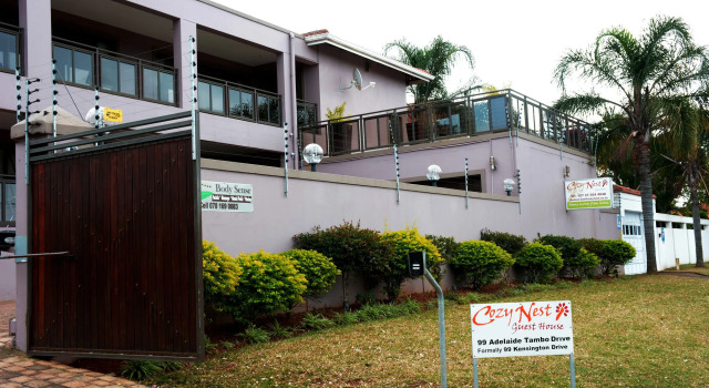 Cozy Nest Guest House Durban, Забронировать Гостевой дом Отели Дурбана с бассейном, рядом с Beachwood Golf Club, Бассейн