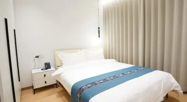 Люкс Jinzhen Hotel (Shanghai Huaihai Middle Road Nanjing West Road Metro Station Branch)