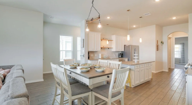 Коттедж с 3 комнатами Bay-view La Porte Home Rental: Steps to Beach!