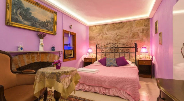 Sigacik Kaleici Pansiyon Nostalji Kafe, Забронировать Отель Отели в центре Сигаджик, в центре, Парковка
