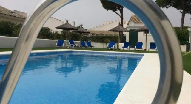 Вилла с 4 комнатами Villas La Barrosa