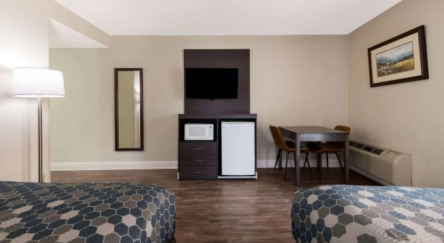 Четырёхместный номер Standard Econo Lodge Inn & Suites on the River