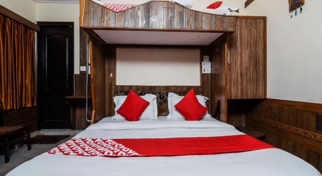 OYO 20000 Hotel Cottage Crown Plaza