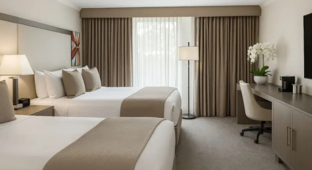 Четырёхместный номер Standard с видом на бассейн Ontario Airport Hotel & Conference Center