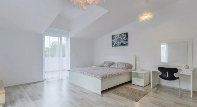 Amazing Home in Pula With Wifi and 4 Bedrooms, Rezerwuj Hotel Valbonasa Istria