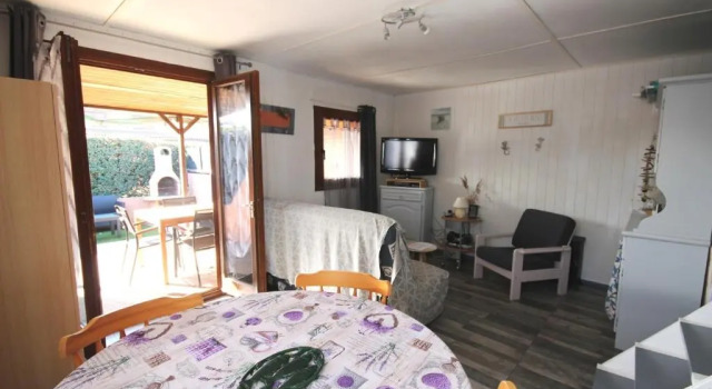 Domaine de vacances à 600m de la plage villa climatisée 2 chambres 4 couchages WIFI terrasse parking animations et piscines en supplément LRTAMG1, Varaa Villa Hotellit Canal du Midi pysäköinnillä, Pysäköinti