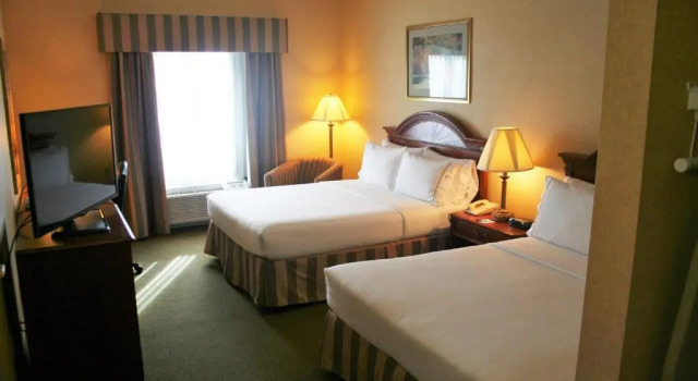 Четырёхместный номер Standard Holiday Inn Express Hotel & Suites Drums-Hazelton by IHG