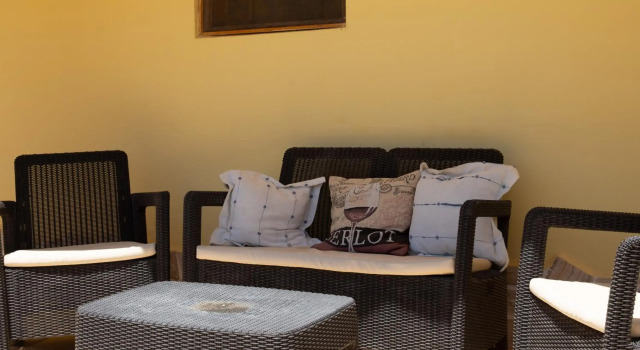 Casa Mari - fabulous semi-detached villa with swimming pool, tennis court and huge gardens, Забронировать Вилла Отели Турре с парковкой, Парковка
