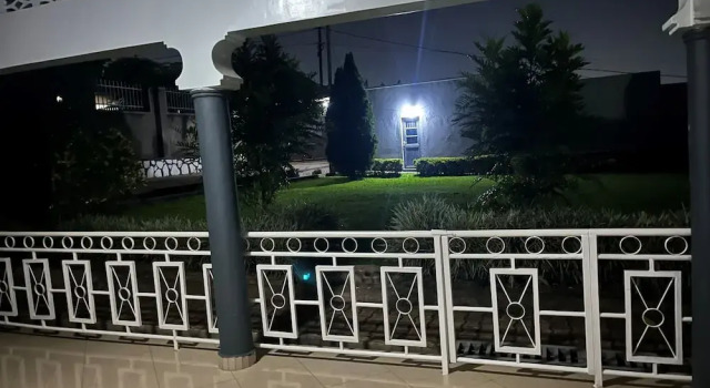 House - Sleeps 8 - Parking - Garden