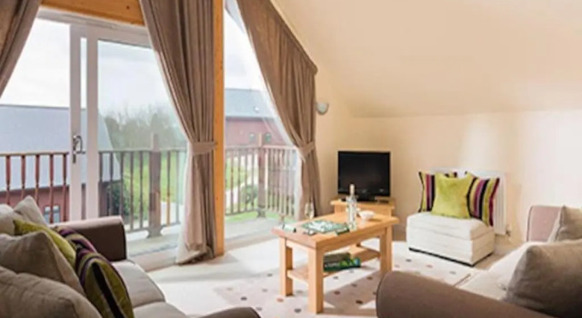 Swallow Lodge with Hot Tub, dogs welcome sleeps 8, Great resort Facilities