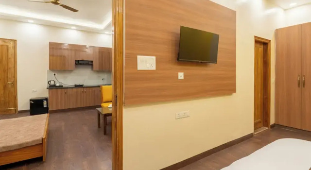 Двухместные апартаменты Luxury с балконом и с видом на город Lime Tree Hotel & One BHK Serviced Apartment - Noida Sector 50 Metro