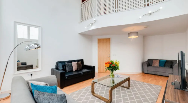 Номер Standard Пентхаус с 3 комнатами с балконом Base Serviced Apartments - The Docks