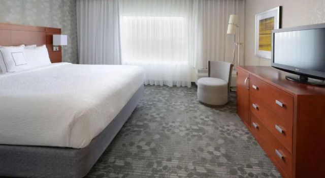 Четырёхместный люкс c 1 комнатой с балконом Sonesta Select Dallas Central Expressway