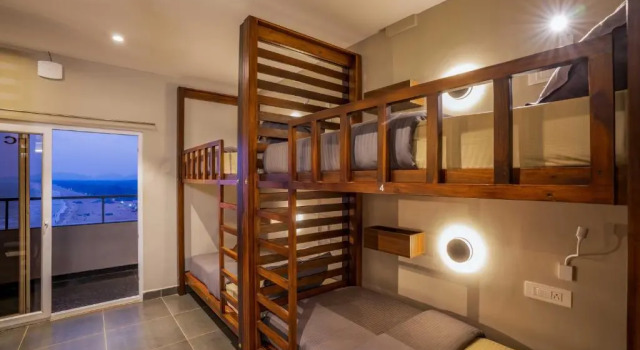 Кровать в общем номере с видом на море HosteLife Gokarna