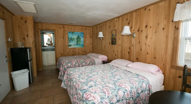 Четырёхместный номер Standard с балконом и с красивым видом из окна Outer Banks Motel