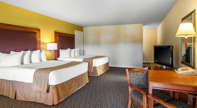 Четырёхместный номер Standard Quality Inn & Suites at Coos Bay