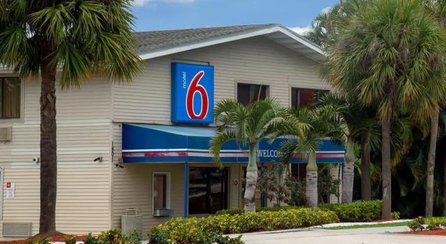 Кровать в общем номере Motel 6-Fort Lauderdale, FL