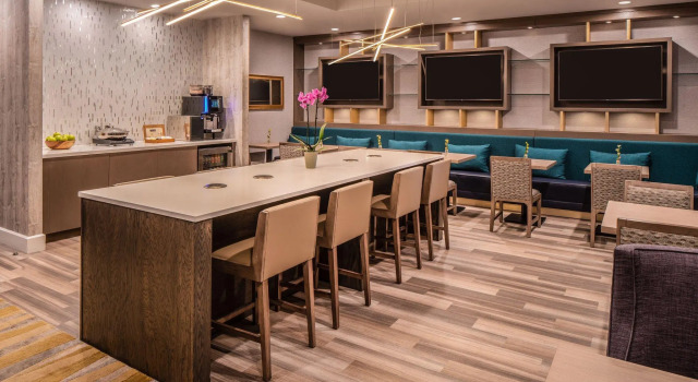 Четырёхместный клубный номер Standard Sheraton Dallas Hotel by the Galleria