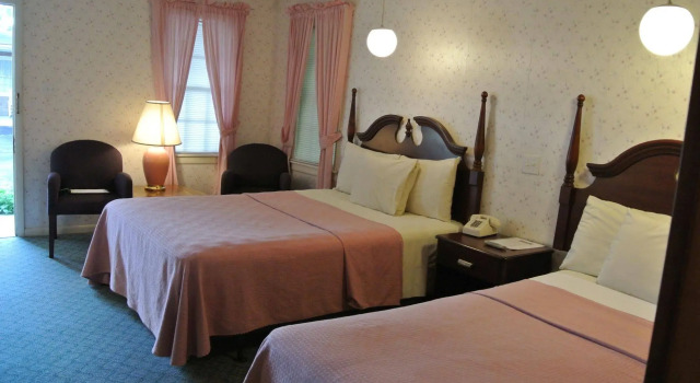 RoseWood Inn