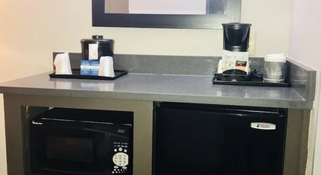 Четырёхместный номер Standard Country Inn & Suites by Radisson, Warner Robins, GA