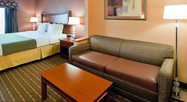 Двухместный люкс c 1 комнатой Holiday Inn Express Hotel & Suites Suffolk by IHG