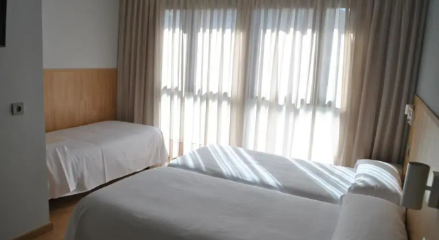 Standard cameră Hostal Universitat Cervera