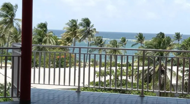 Studio T1 bis La Belle Vue, vue mer, wifi, plage à 50m, Rezerwuj Hotel Hotele w Grande-Terre z parkingiem, Parking