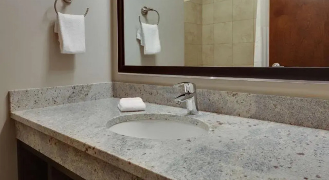 Люкс Superior Drury Inn & Suites Pittsburgh Airport Settlers Ridge
