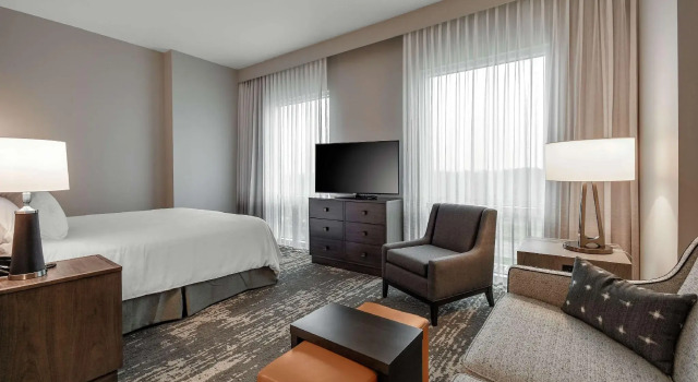 Двухместный люкс c 1 комнатой Embassy Suites by Hilton Jonesboro Red Wolf Convention Center