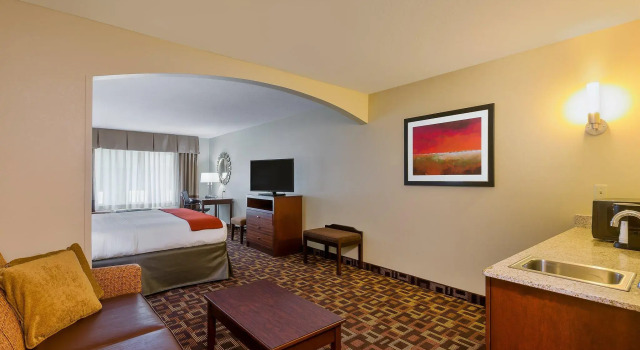Люкс Holiday Inn Express Hotel & Suites Salina by IHG