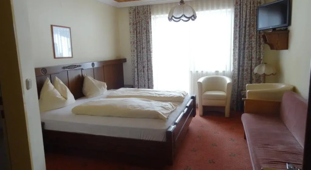 Hotel Berghof, Забронировать Отель Отели Иннеркремс с бассейном, рядом с Горнолыжный подъемник Шлепплифт Слалом Кёрнтен 2006, Бассейн